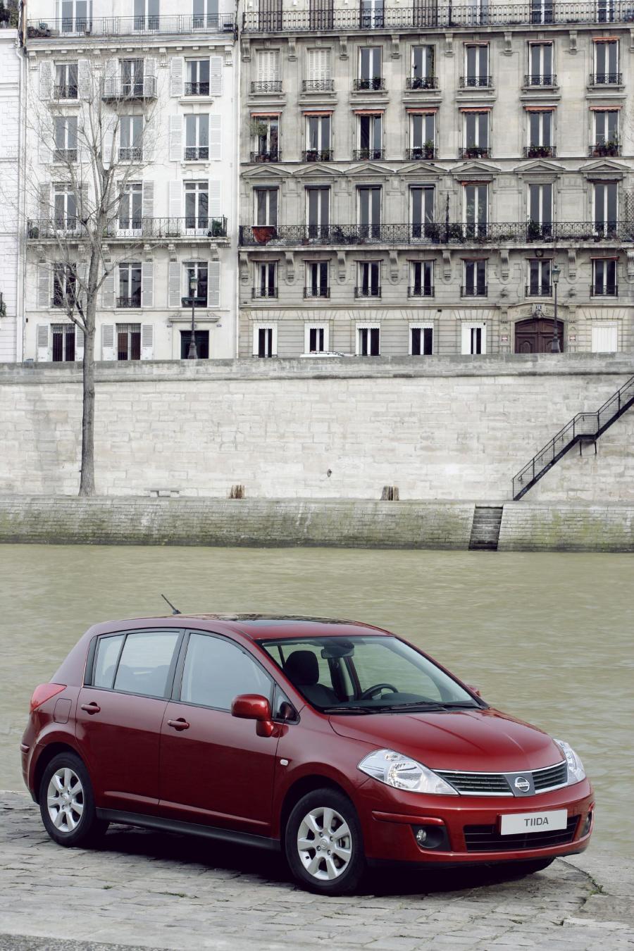  Nissan Tiida 2005 года  (фото 26 из 52)